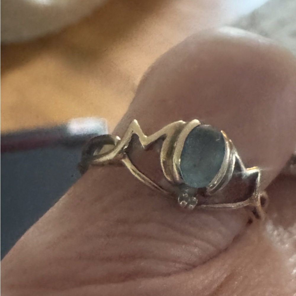 Elegant yellow gold ring size 7
Aquamarine and diamond stones